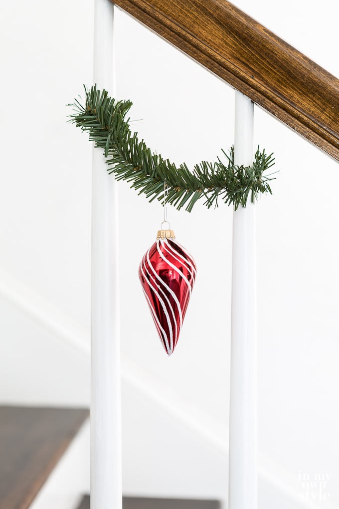 Creative ways to use garland ties at Christmas. Christmas staircase decorating idea.