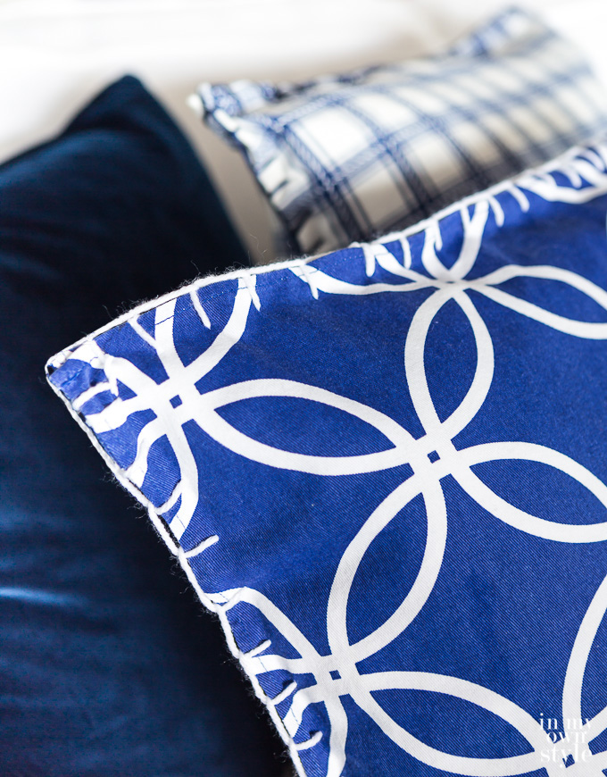 How-to-make-a-throw pillow-covers-using-cloth-napkins