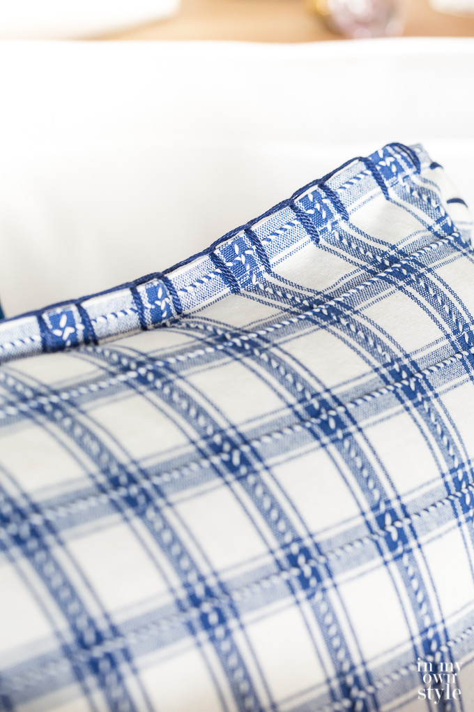 How to make inexpensive throw pillow covers using napkins