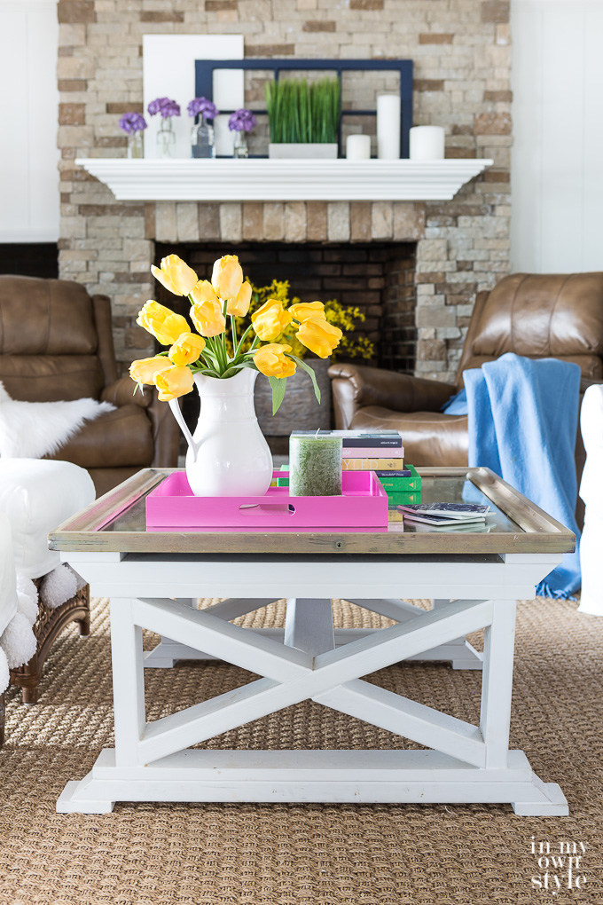 Spring decorating in a living room made easy and on a budget with this spring coffee table styling tray hack