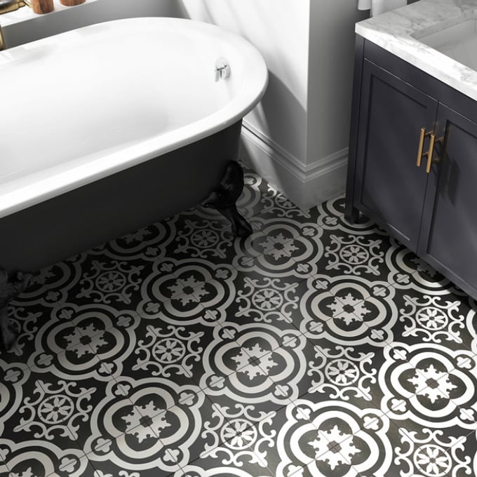 Della-Torre-Black-and-White-Ceramic-Tile in bathroom