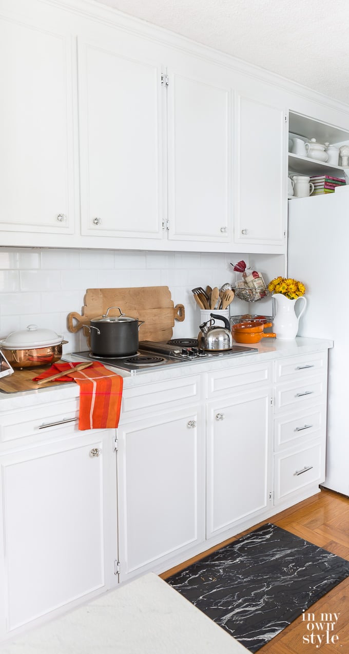 White kitchen decorating using fall colors