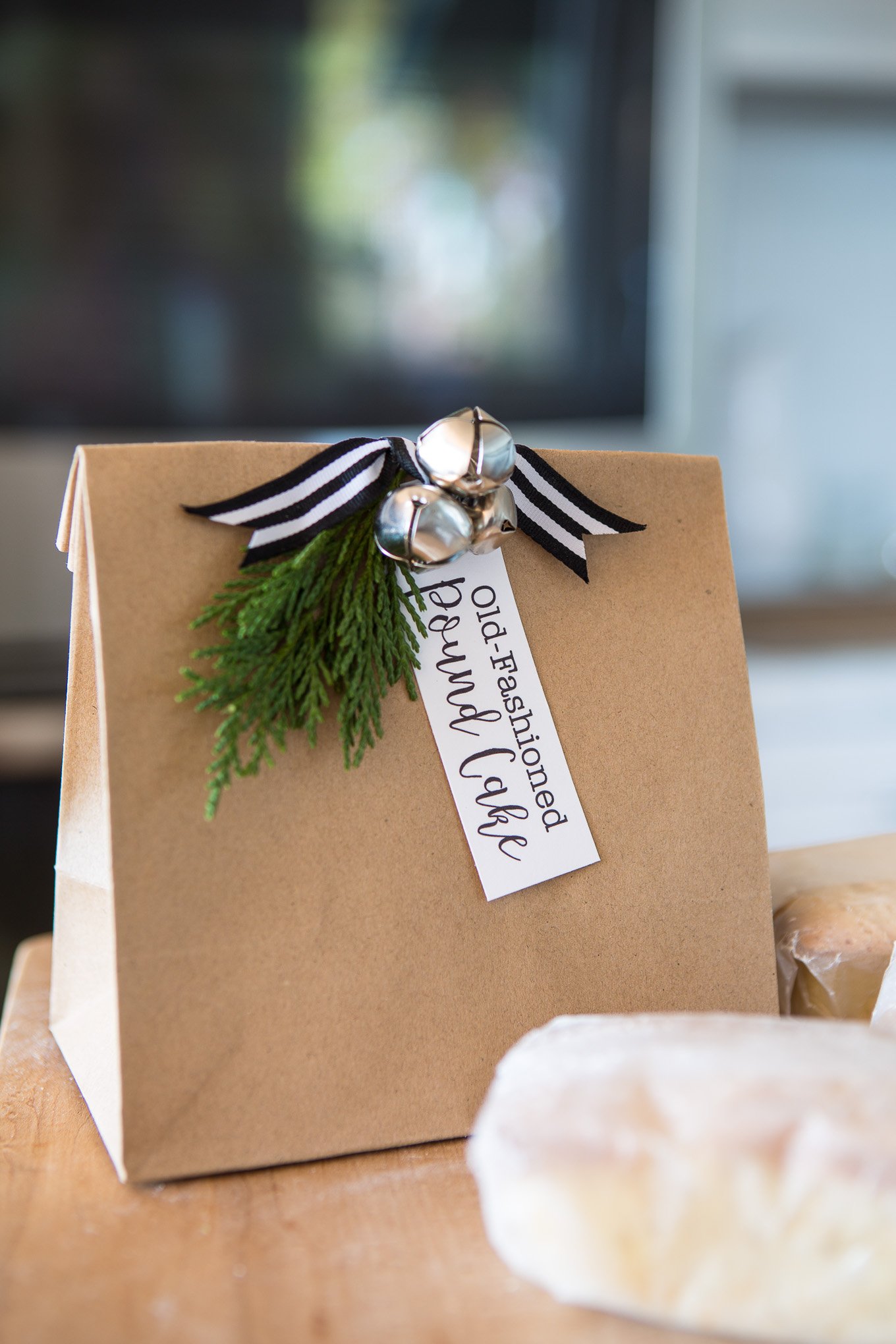 How to wrap mini loaves of cake or bread