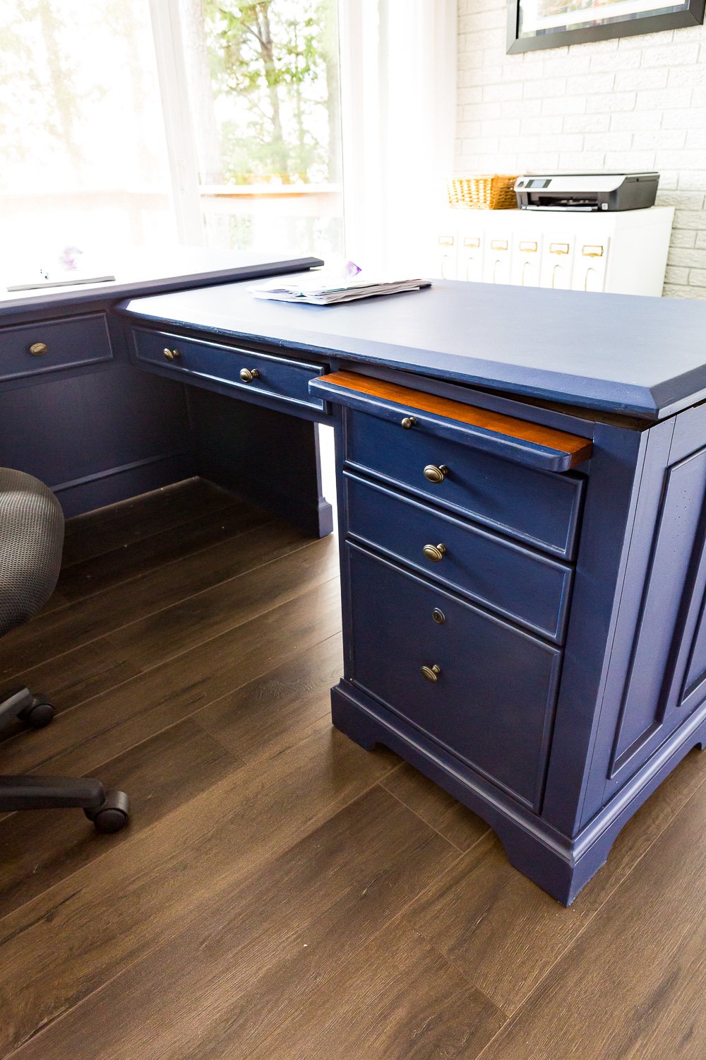 Paint sealer for wood - choices. How to seal painted furniture with water based polyurethane or wax. 