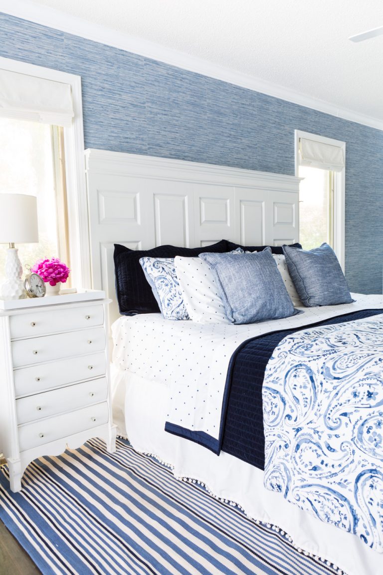 Bedroom decorated using blue and white color palette