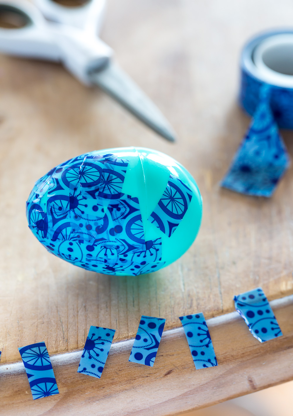 How to decorate Easter eggs the fast and easy way using Washi tape.