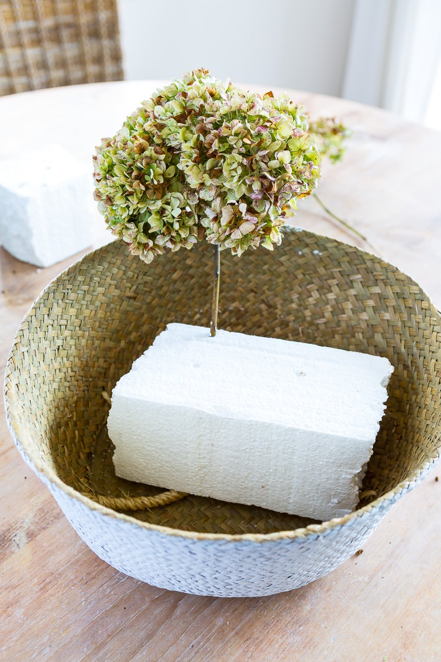 How to use a rattan basket as an autumn flower vase.