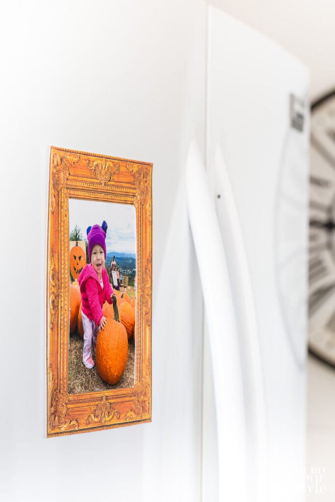 How to make a free printable classic photo frame to hang on a fridge to display kids art and photos.