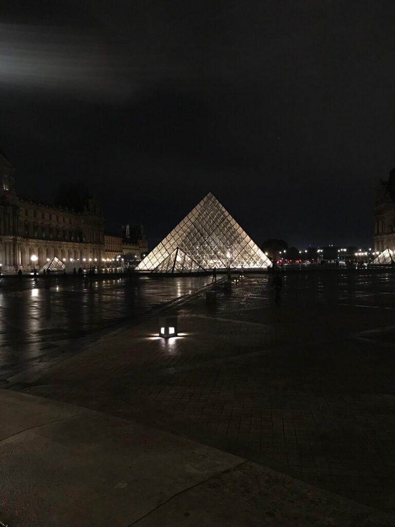 the-glass-pyramid-at-the-Louvre-at-Night