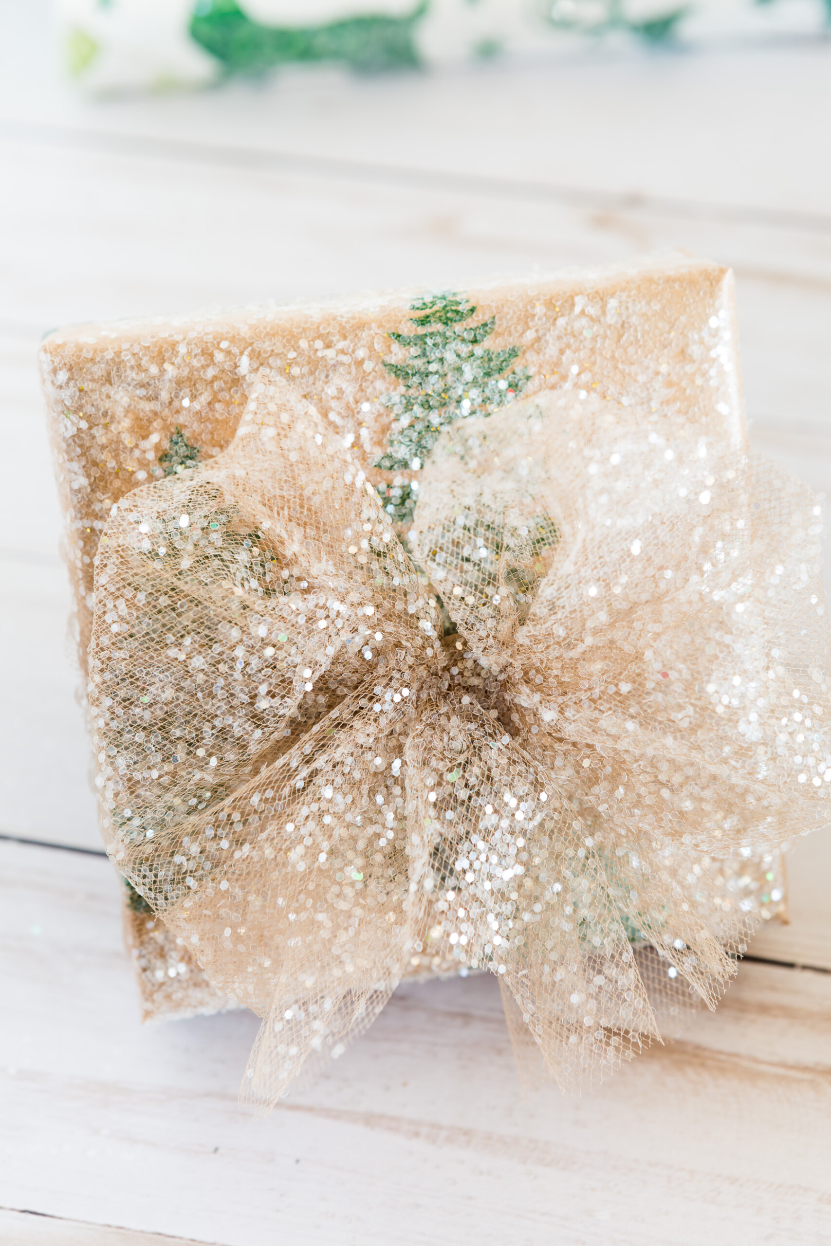 How to wrap a gift in a creative way using glitter