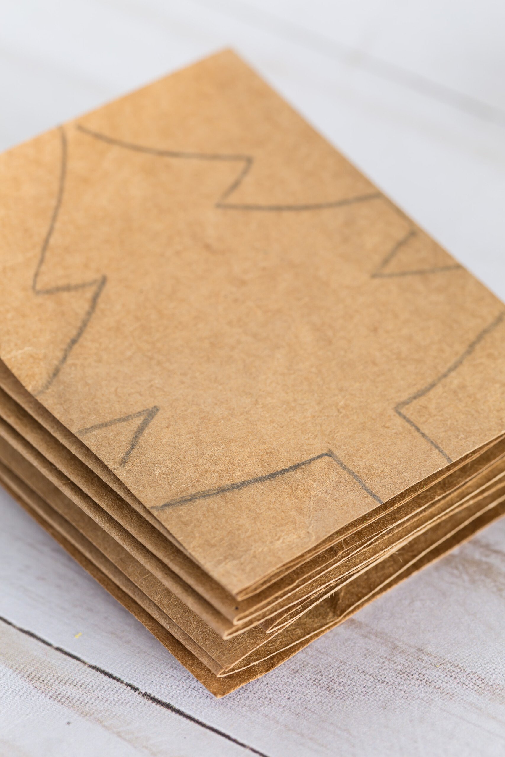 How to fold paper to make a paper chain of a Christmas tree.