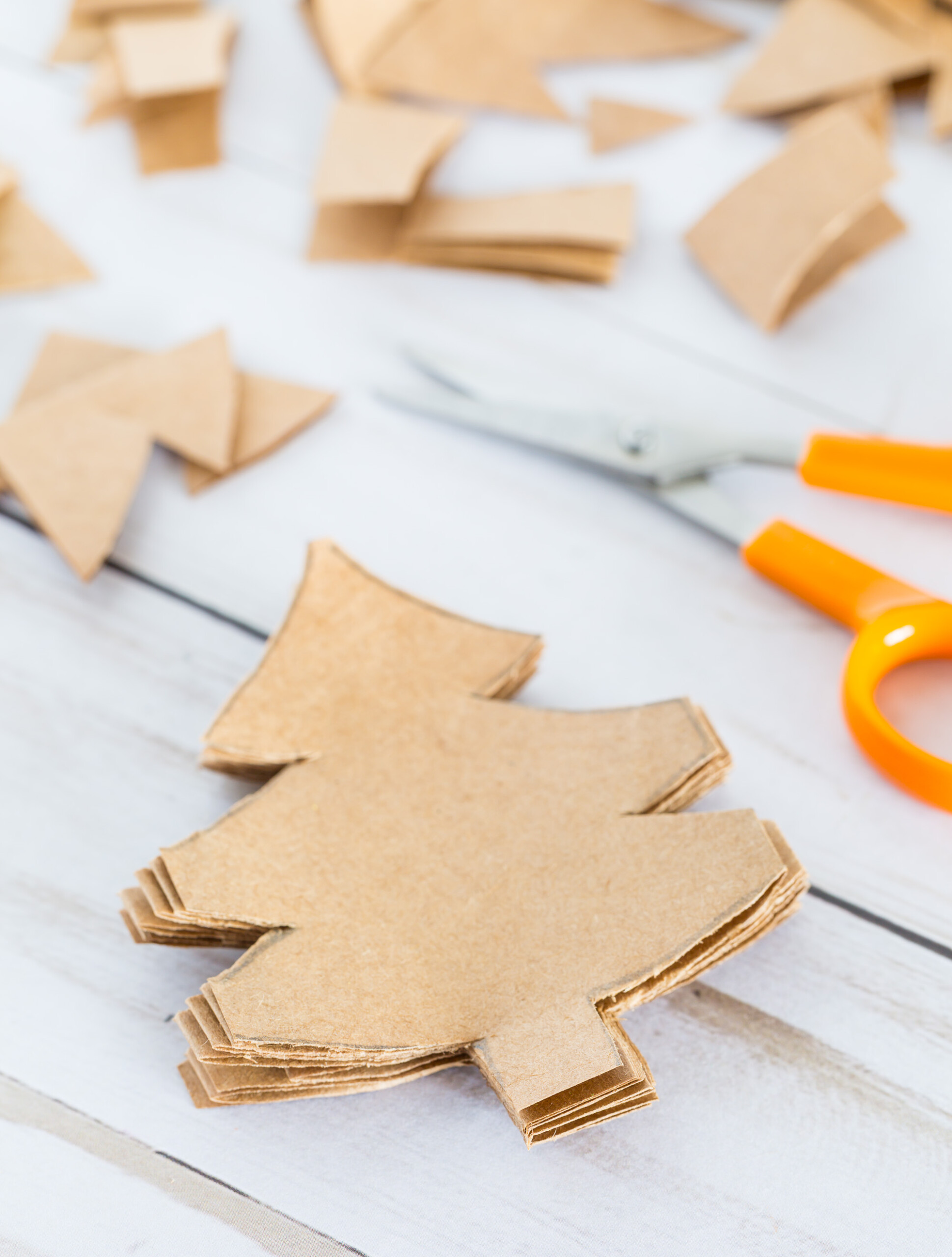 How to make a Christmas tree cut-out paper chain.