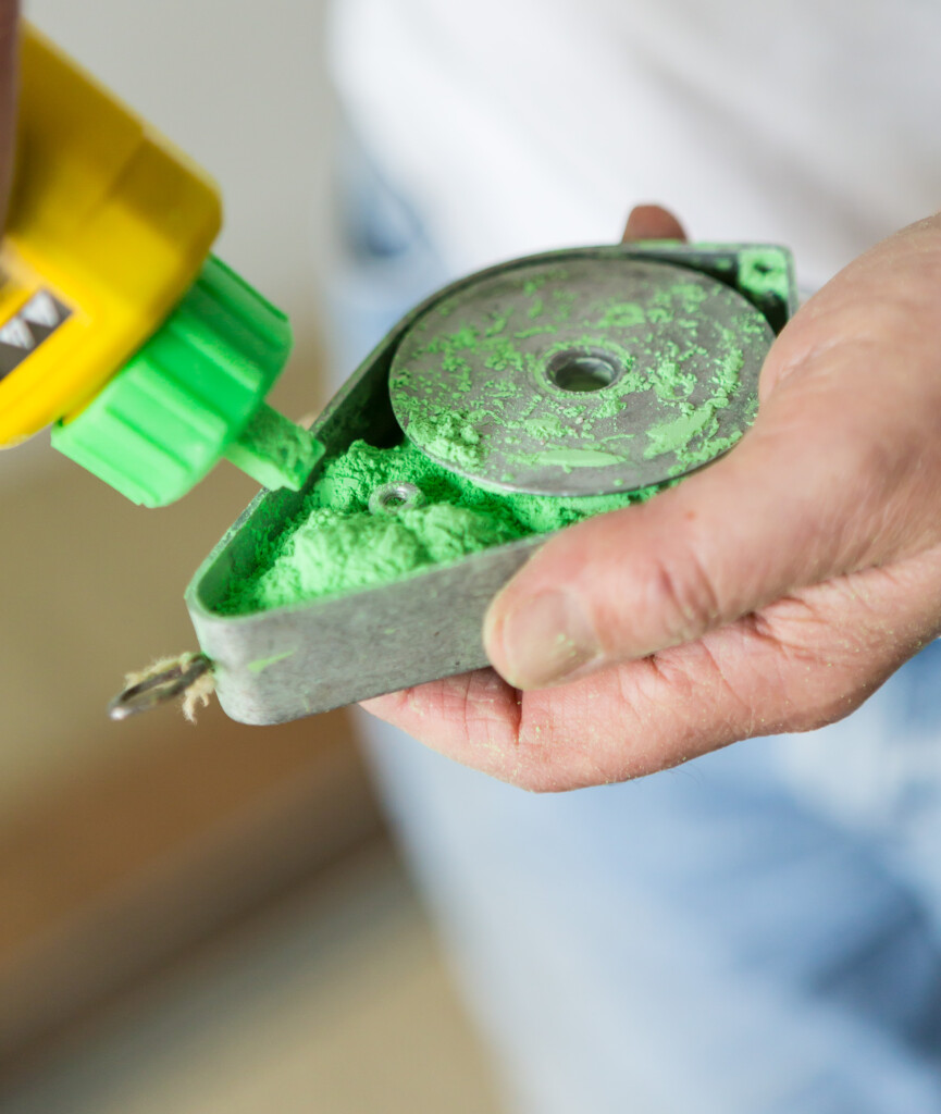 How to use a chalk line tool and fill it up.