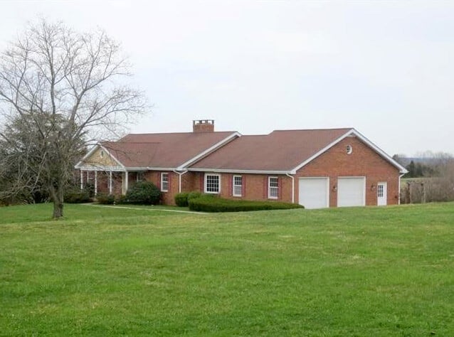 Brick-ranch-house-before-getting-transformed-1