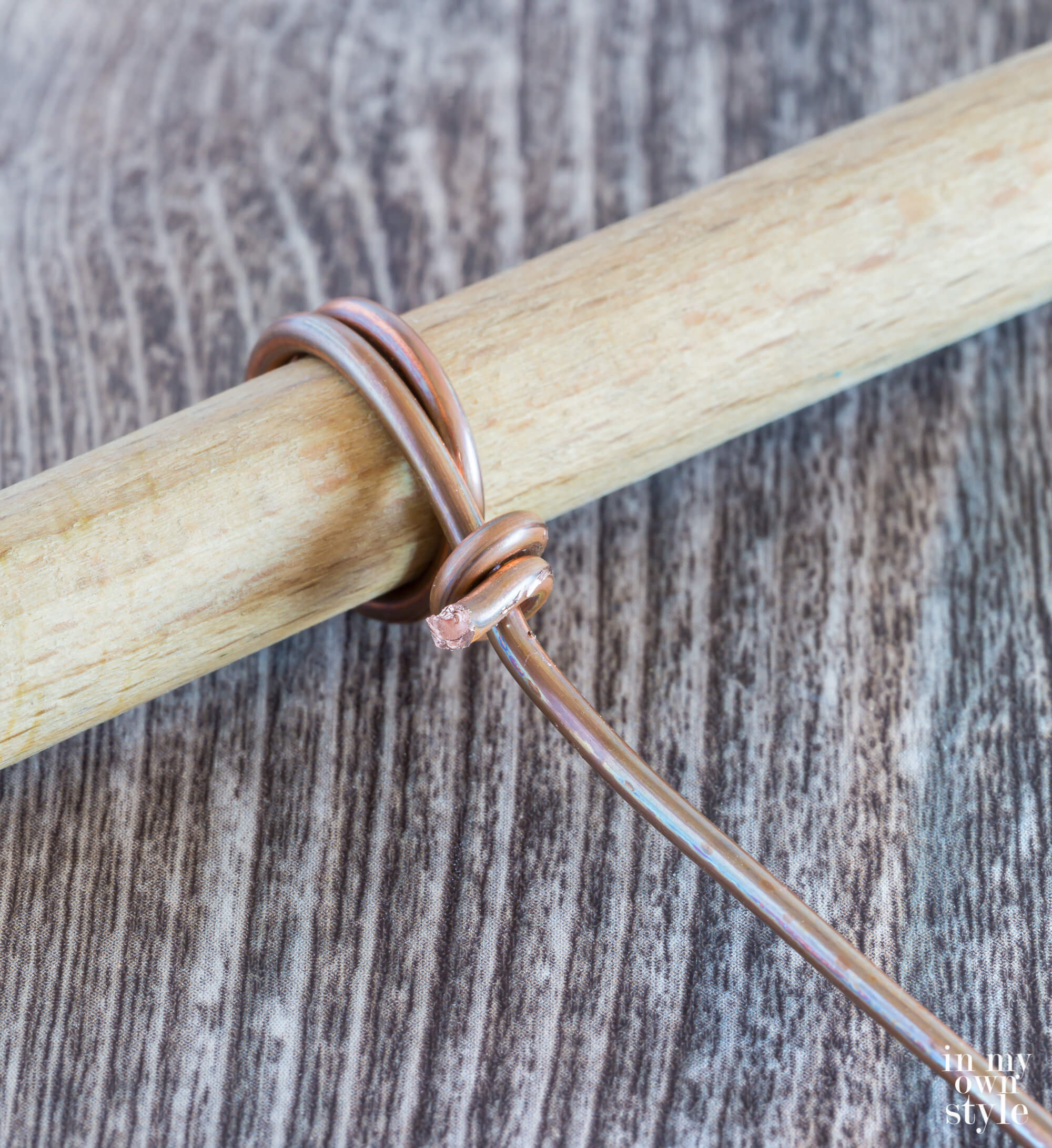 How to make round wire photo clip. Use a dowel.