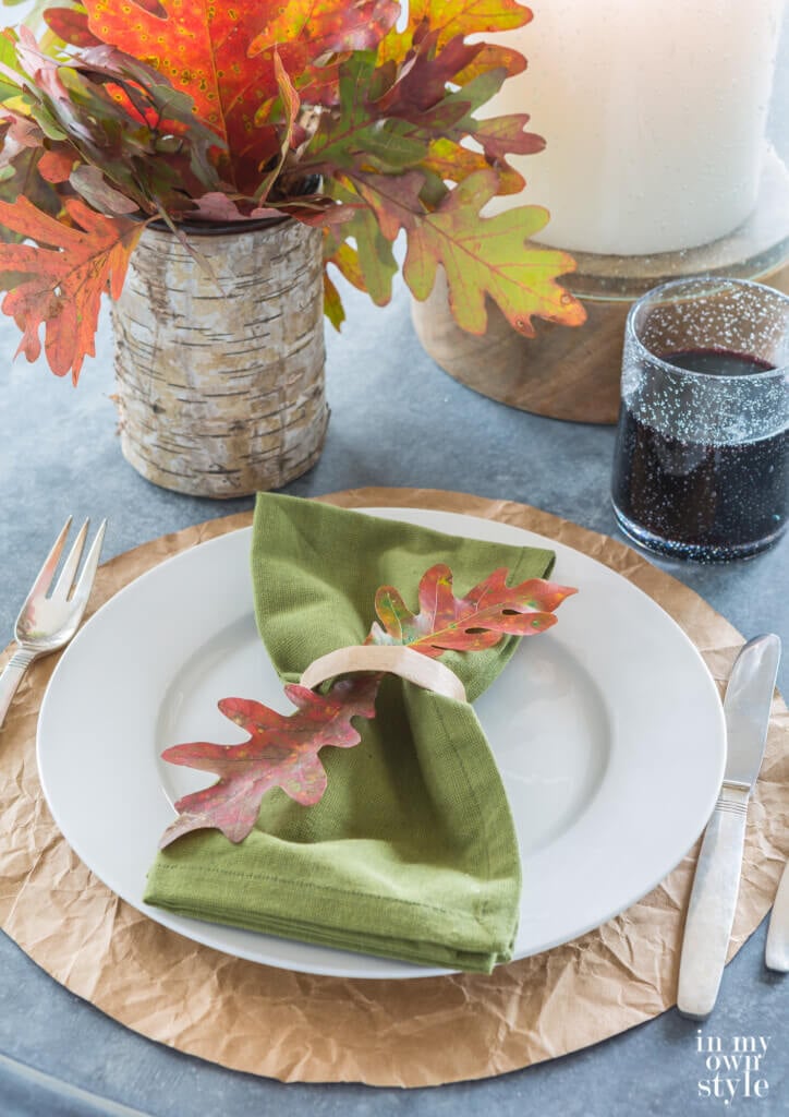 Fall themed rustic DIY placemat to make. Thanksgiving table setting using a brown paper grocery bag to make a round placemat.