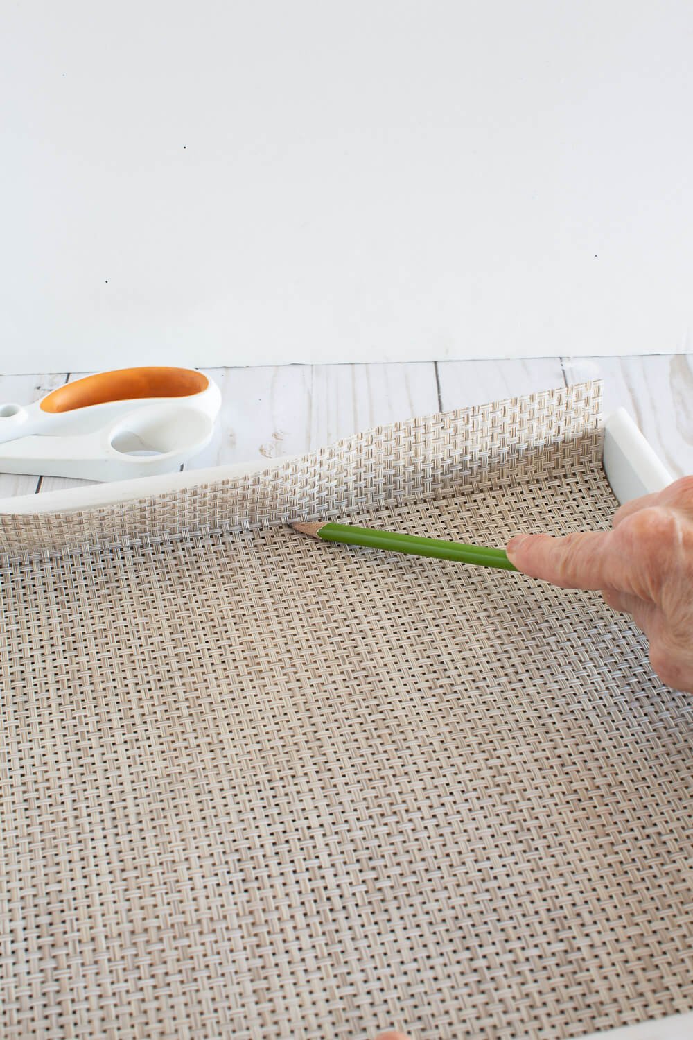 how to line a tray with woven material