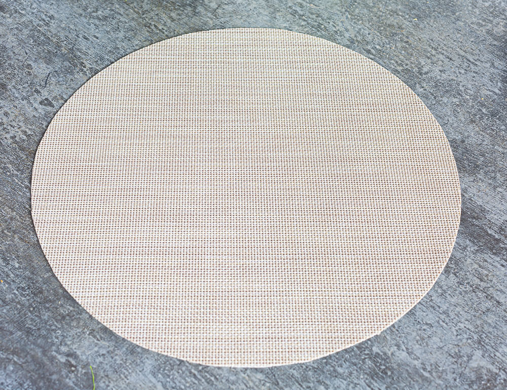 No sew DIY round placemat on table.
