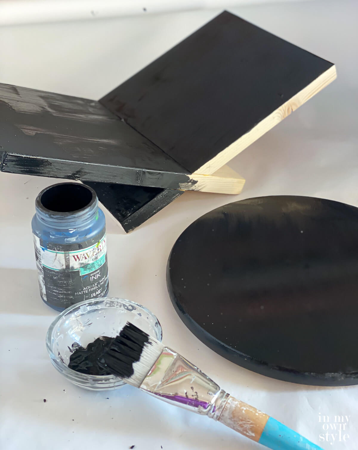 Painting book stand and turntable black.