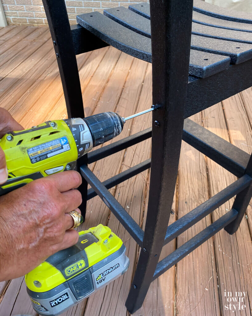Instructions showing how easy it is to put POLYWOOD furniture together using a power screwdriver.