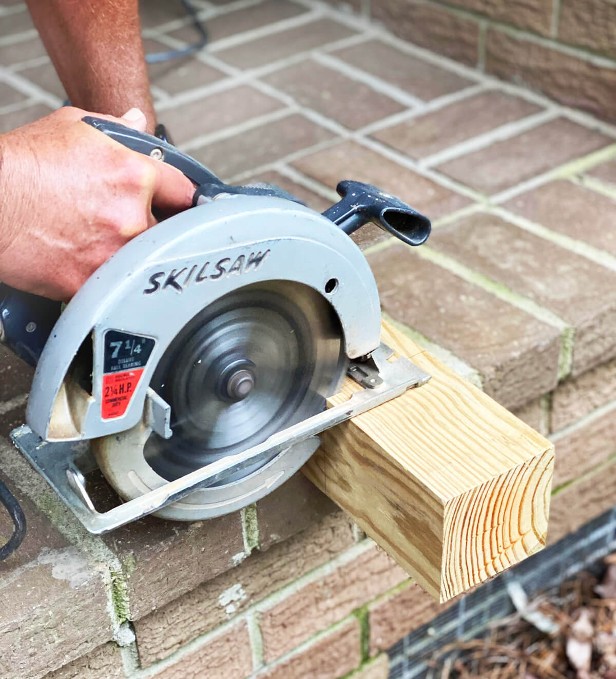 using a circular saw to cut a 4 x 4 post
