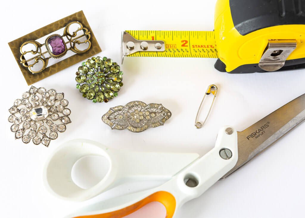 supplies needed to make a decorative throw pillow in 5 minutes.