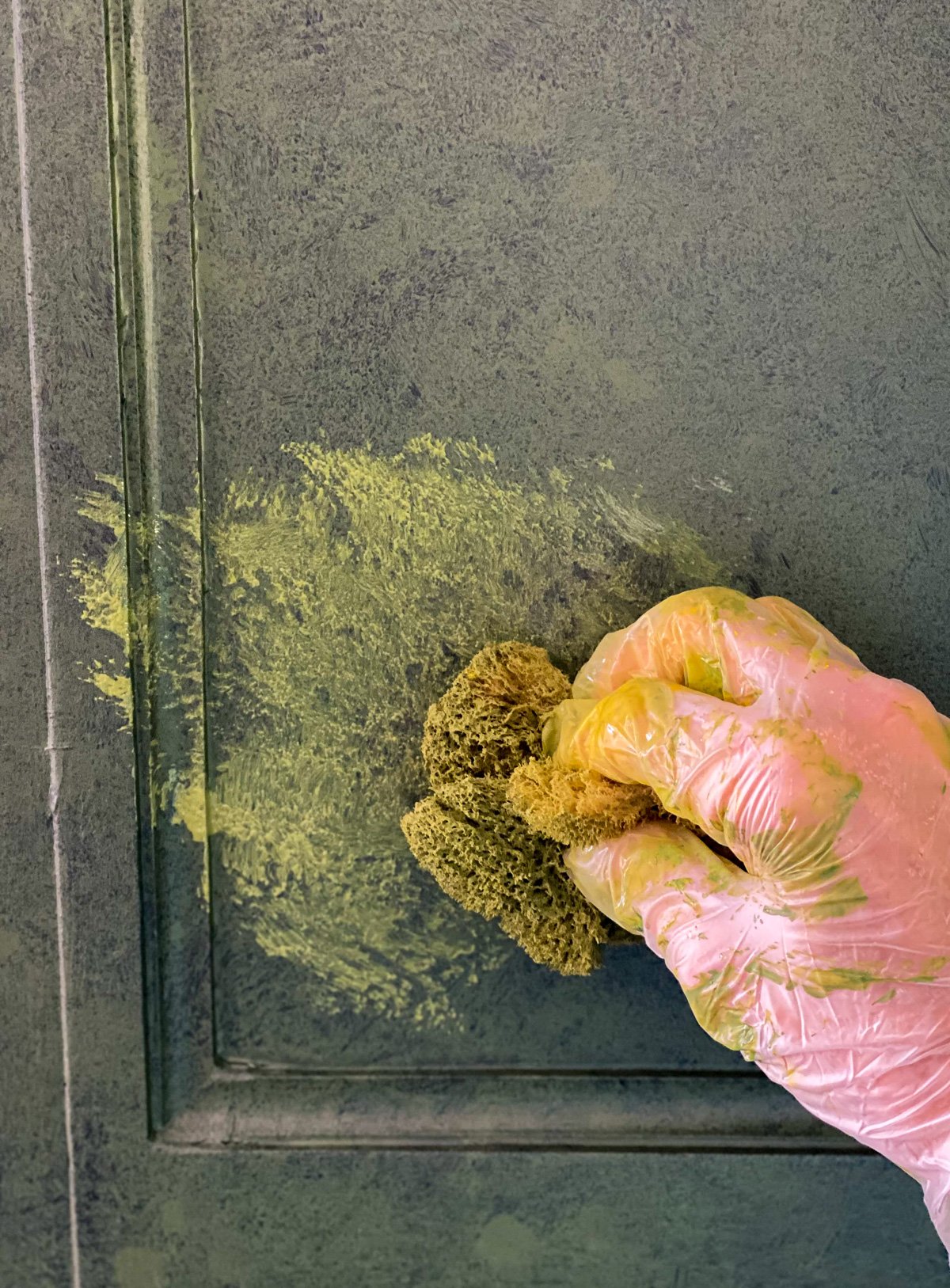 How to Glaze Furniture Antiquing using a sea sponge