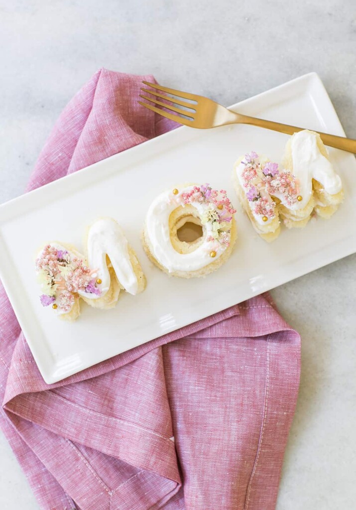 mini mom cakes in plate by Sugar and Charm blog