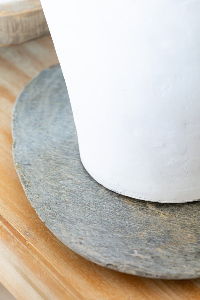 Summer decor idea - use a charcuterie board as a base accent for a table lamp.