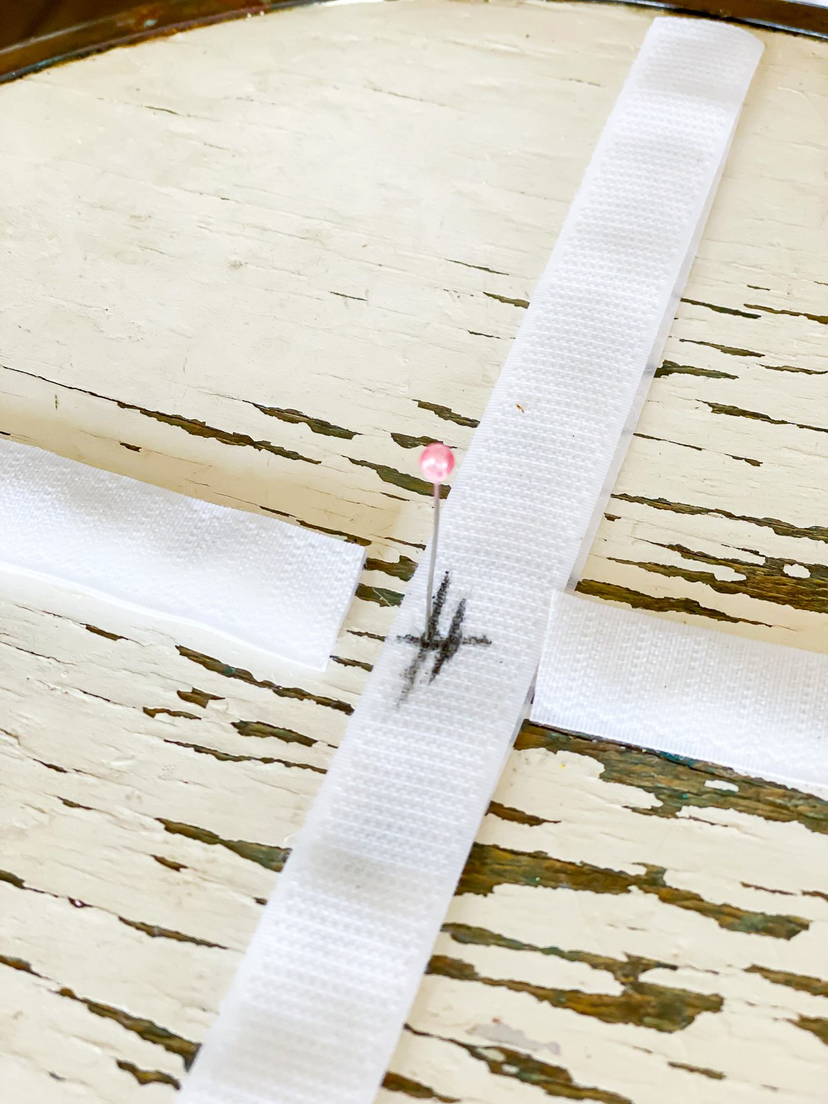 how to securely attach tray to the top of stool using Velcro