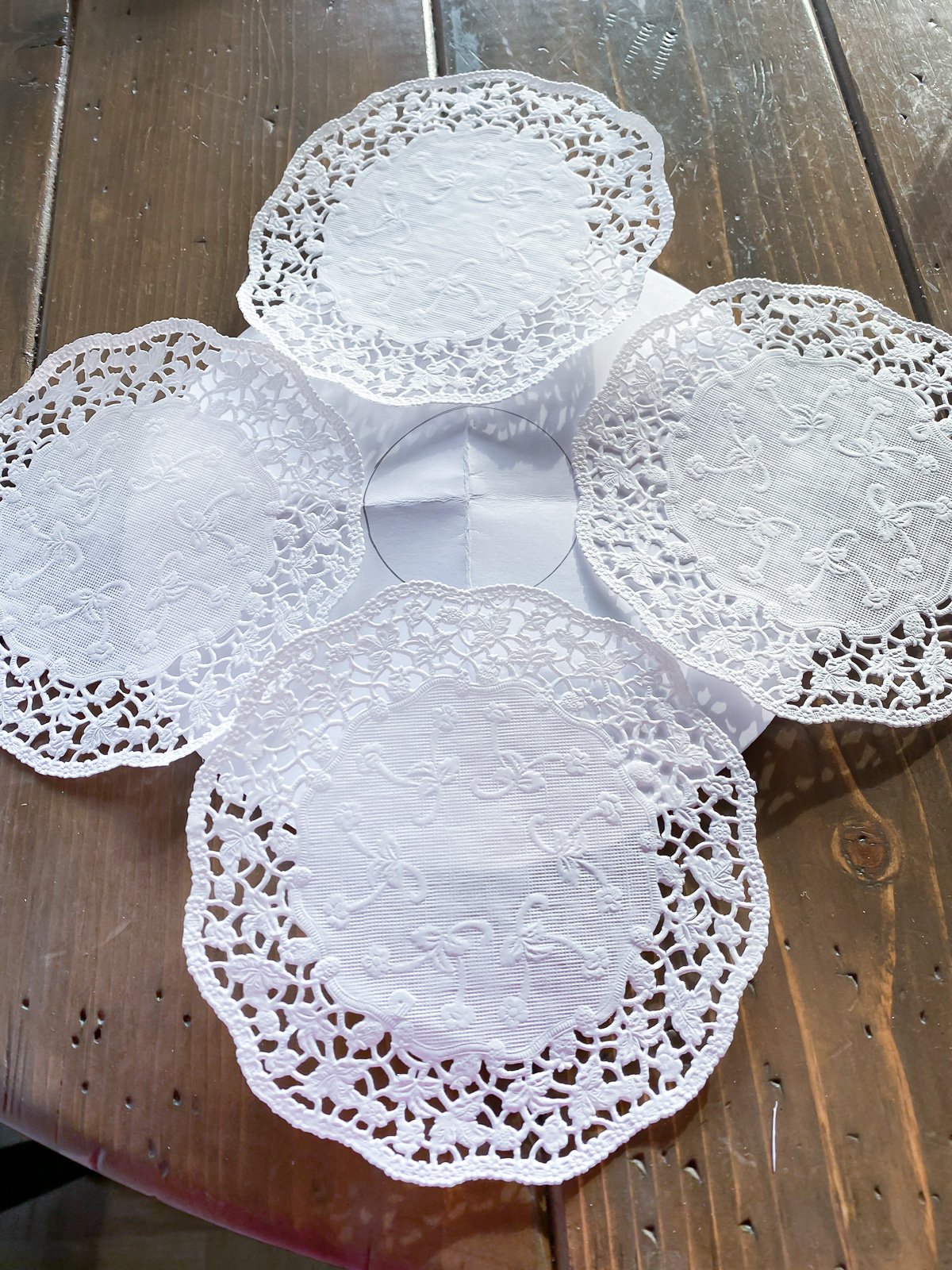 How to make a round dinner table placemat using paper doilies.