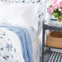 Blue and white bedding that is affordable. Bedsure Bedding is beautiful and well made.