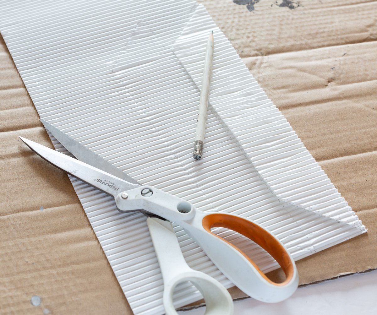 how to decorate a thrift store photo frame with pieces of corrugated cardboard.