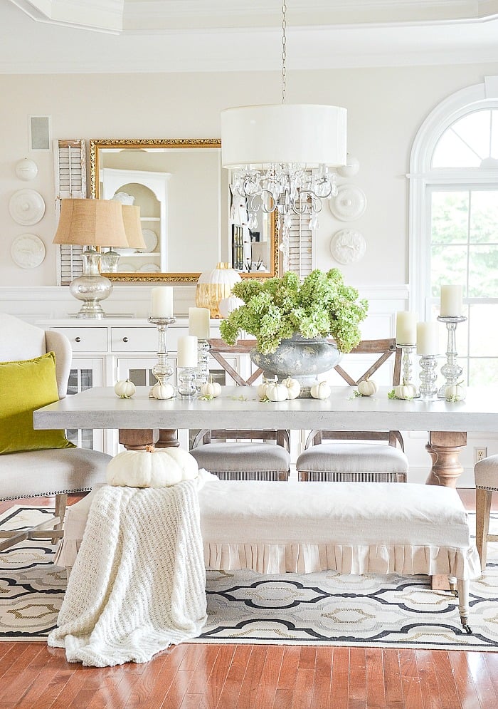 Neutral colors used to decorate a dining room.