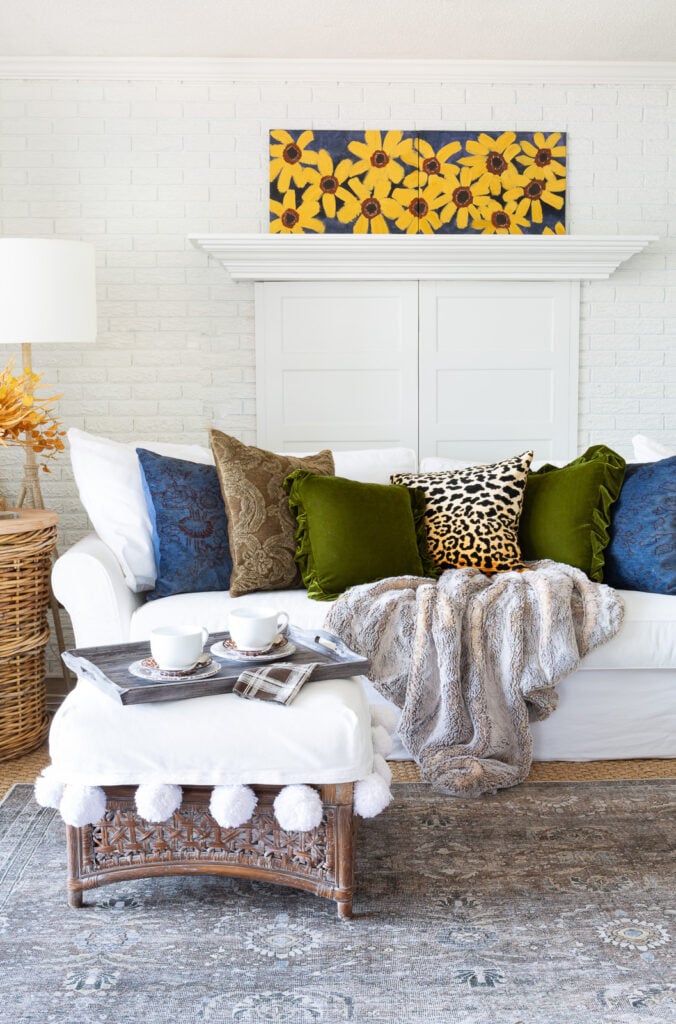 Simple fall decor in living room that keep the room cozy for the autumn season.